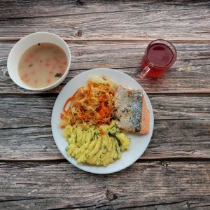 Zdjęcie przedstawia Dietę z ograniczeniem łatwoprzyswajalnych węglowodan&oacute;w: Krupnik jęczmienny Łosoś pieczony Ziemniaki z koperkiem gotowane Sur&oacute;wka z kapusty kiszonej z olejem Kompot owocowy z jabłkami